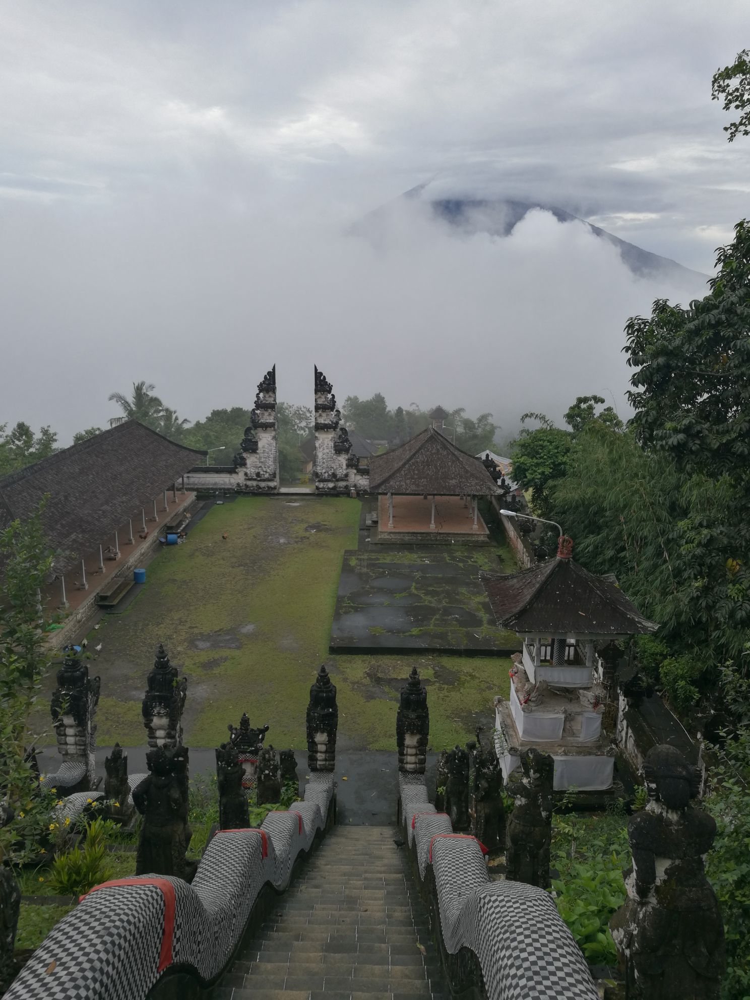 agung z chrámu