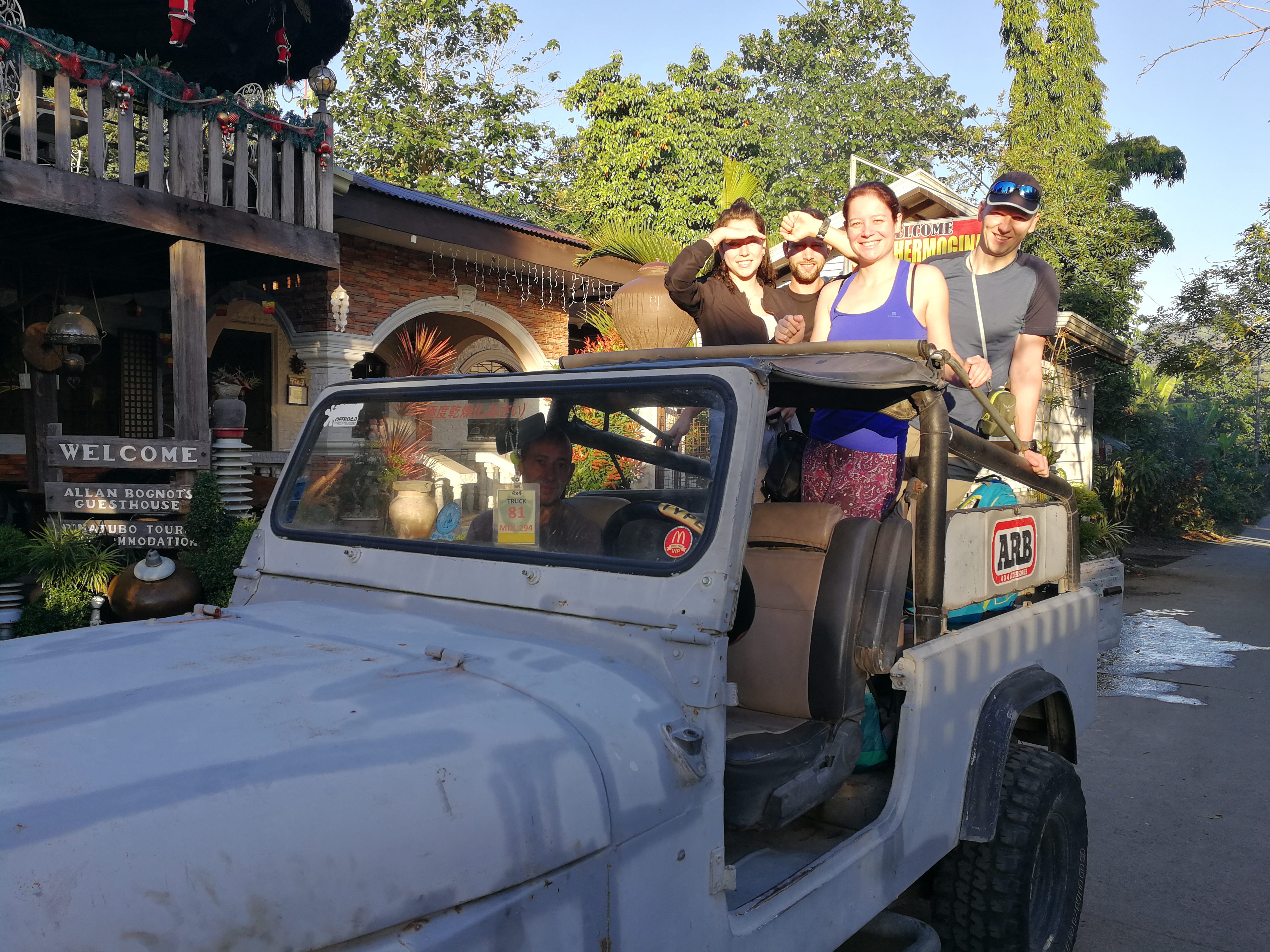 fotka jeep a posadka. 