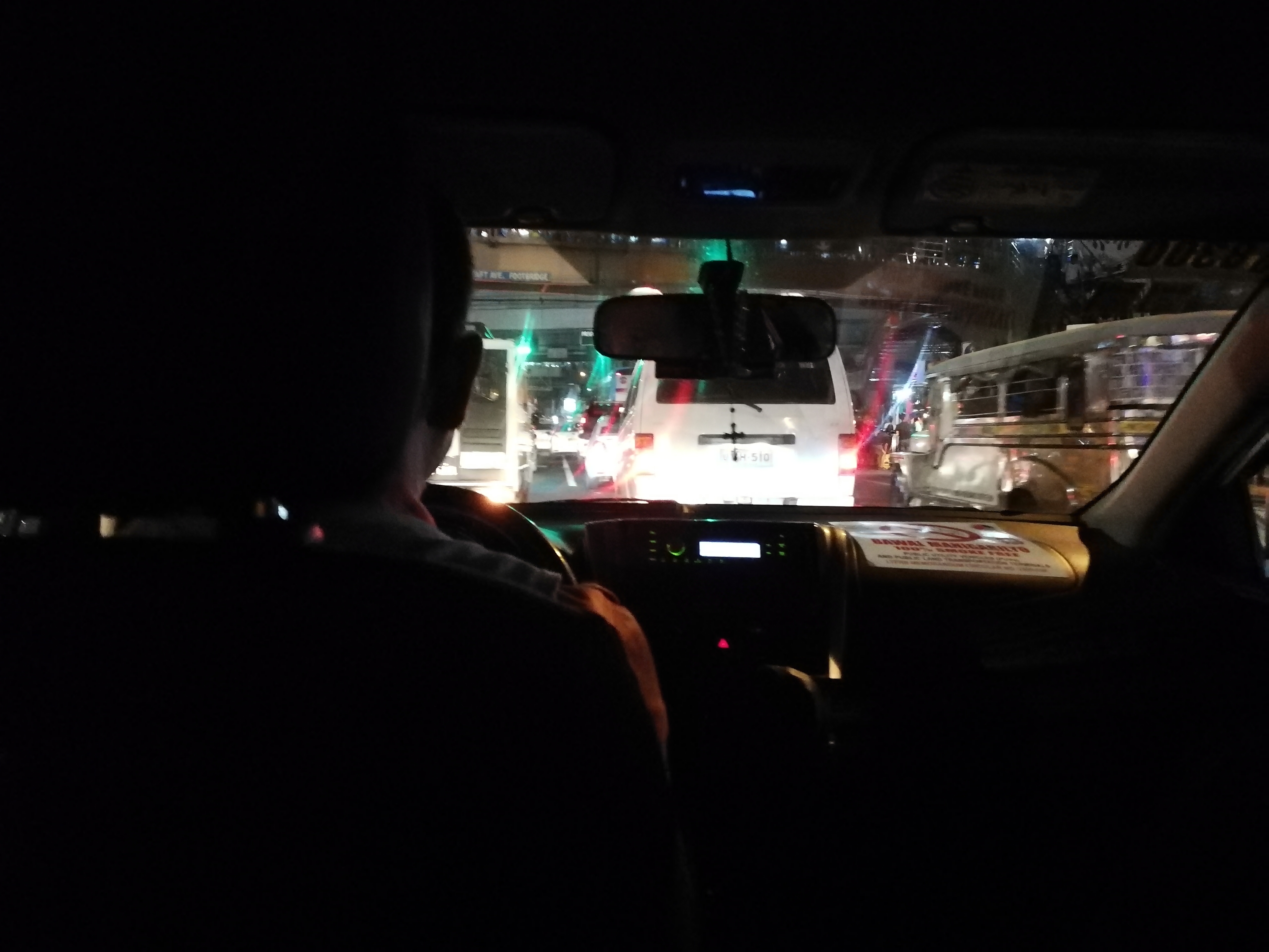 pohled skrz taxik na kolonu